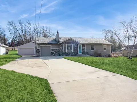 1649 NW 80th St, Clive, IA 50325