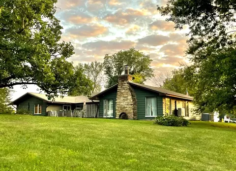 4 Oakland Dr, Grinnell, IA 50112