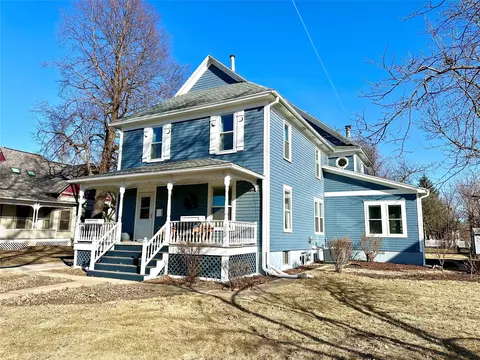 1124 Elm St, Grinnell, IA 50112