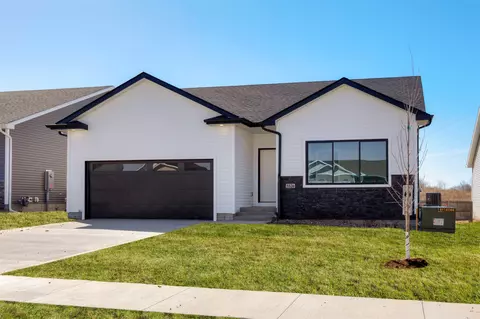 5526 167th St, Urbandale, IA 50323