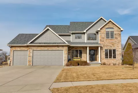 14419 Oakwood Dr, Urbandale, IA 50323