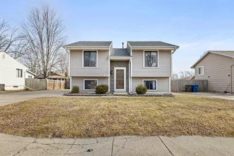 2707 SE 18th St, Des Moines, IA 50320