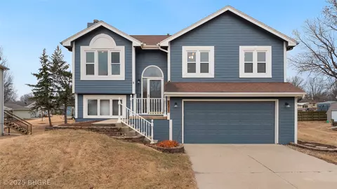 1011 E Henderson Pl, Indianola, IA 50125