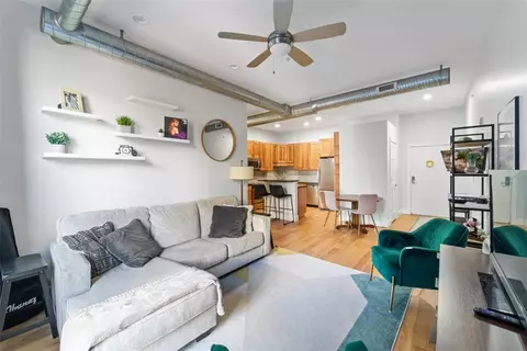 400 E Locust St #217, Des Moines, IA 50309