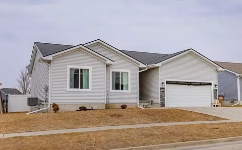 908 36th St SW, Bondurant, IA 50035