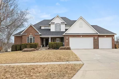 6727 Eagle Ridge Dr, Johnston, IA 50131