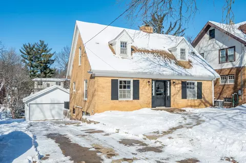 5823 Waterbury Cir, Des Moines, IA 50312