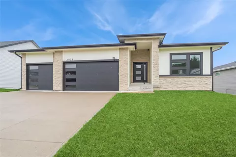 2938 NE Brentwood Cir, Grimes, IA 50111