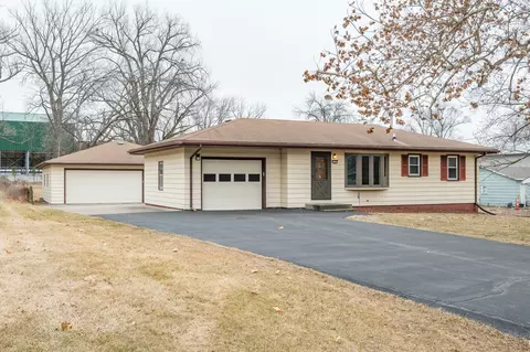 5585 NE 6th St, Des Moines, IA 50313