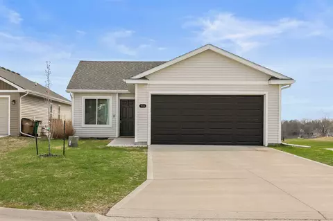 910 Aster Dr, Carlisle, IA 50047