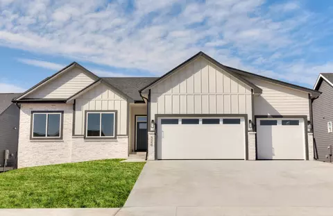 1116 NE Meadow Crossing Dr, Ankeny, IA 50021