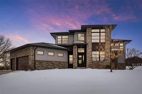 9220 NW 73rd St, Johnston, IA 50131