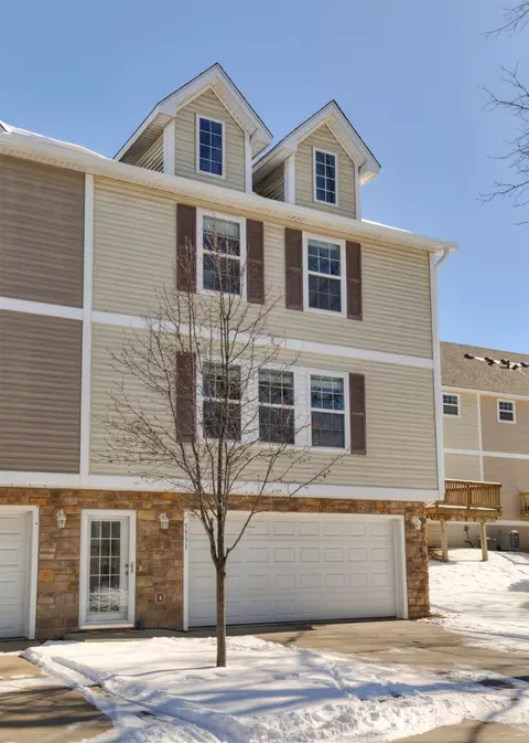 5531 Boston Ct, Johnston, IA 50131