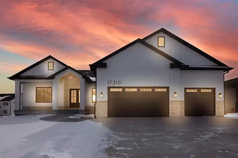 17310 Springbrook Trl, Urbandale, IA 50323