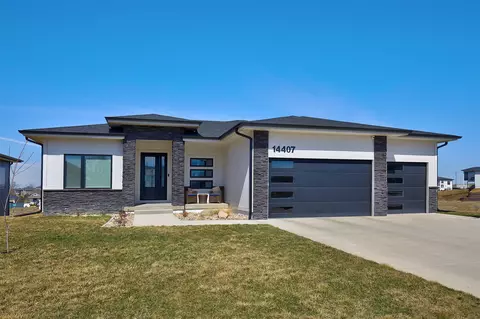 14407 Catalpa Dr, Urbandale, IA 50323