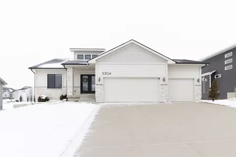 5304 163rd St, Urbandale, IA 50323