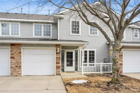 2100 Meadow Chase Ln #202, Des Moines, IA 50320