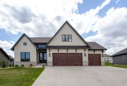 225 Aspen Cir, Pella, IA 50219