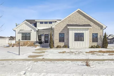 3029 Devonshire Pkwy, Clive, IA 50325