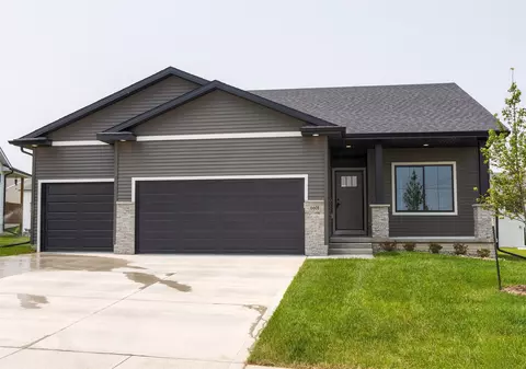 16608 Walnut Meadows Dr, Urbandale, IA 50323