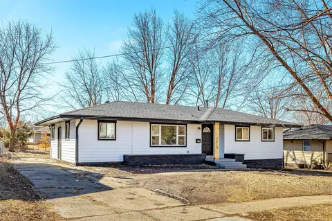 2413 E Tiffin Ave, Des Moines, IA 50317