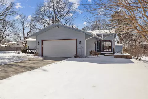 4300 74th St, Urbandale, IA 50322