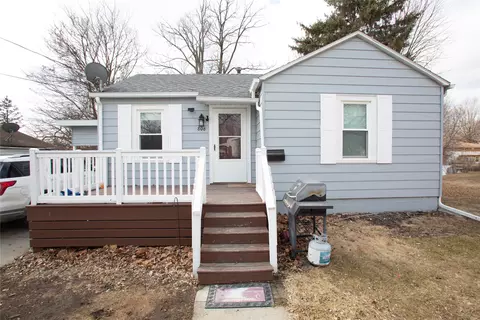 806 S First St E, Knoxville, IA 50138