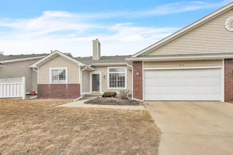 9513 Elm Ln, Johnston, IA 50131