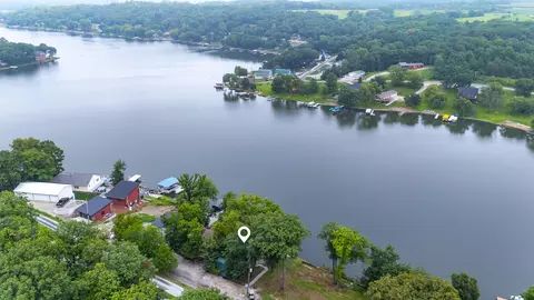 8360 Lakeshore Dr, Dexter, IA 50070