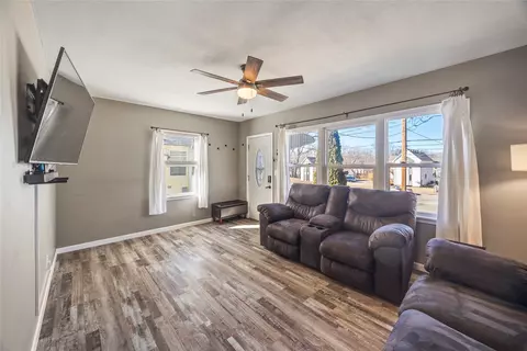 2814 Hickman Rd, Des Moines, IA 50310