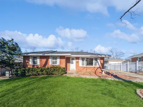 7609 Roseland Dr, Urbandale, IA 50322