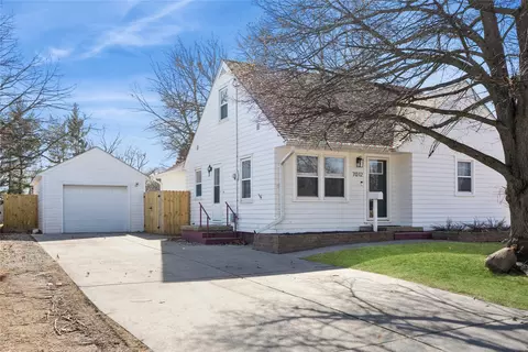 7012 Prairie Ave, Urbandale, IA 50322