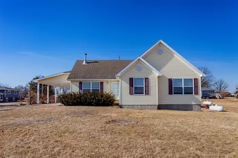 19333 Cherry St, Carlisle, IA 50047
