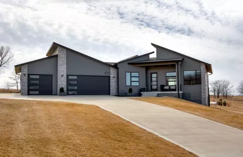 27172 Kenyon Summit Rd, Adel, IA 50003