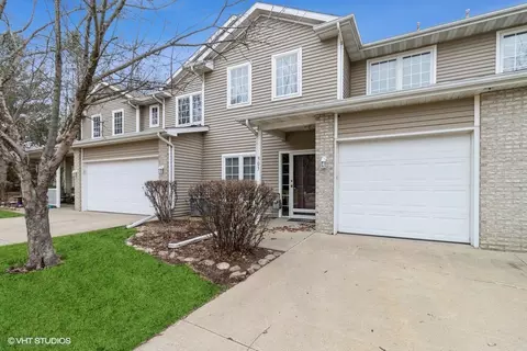 1172 S 52nd St #303, West Des Moines, IA 50265