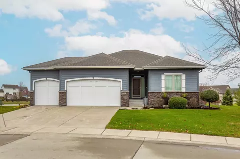 9182 Canyon St, West Des Moines, IA 50266