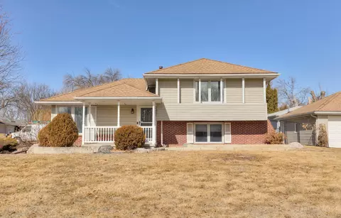 2401 Guenever Ct, Altoona, IA 50009