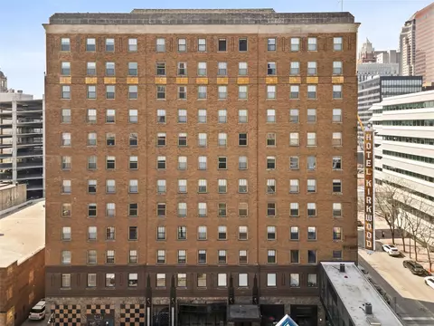 400 Walnut St #1002, Des Moines, IA 50309