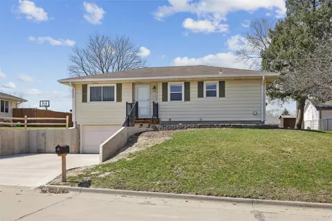 602 S 10th St, Adel, IA 50003