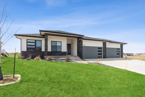 4914 162nd St, Urbandale, IA 50323