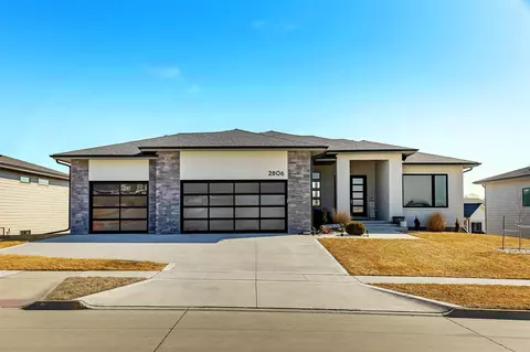 2806 NE Brentwood Cir, Grimes, IA 50111