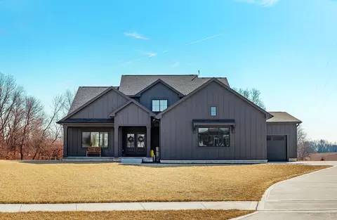 747 Meadow Pointe Ct, Alleman, IA 50007