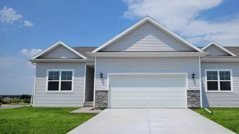 2523 Brook View Dr, Des Moines, IA 50317
