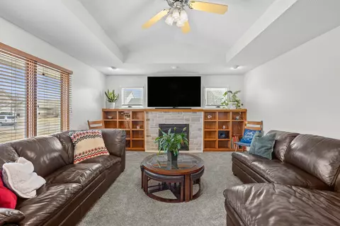 8001 Brookview Dr, Urbandale, IA 50322