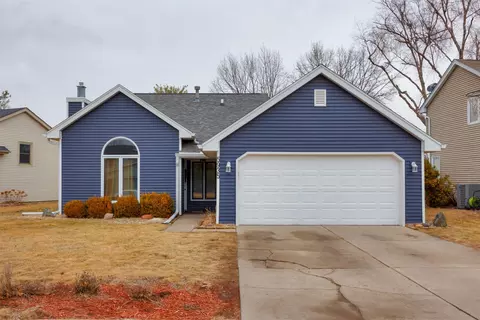 5935 Village Cir, Johnston, IA 50131