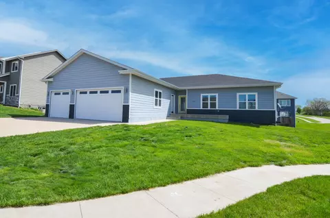 961 Breakwater Pl, Polk City, IA 50226
