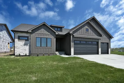 9437 NW 82nd Ave, Johnston, IA 50131