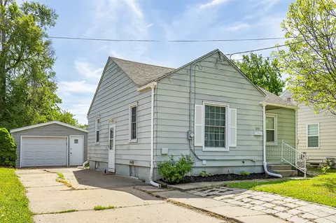 2201 Merle Hay Rd, Des Moines, IA 50310