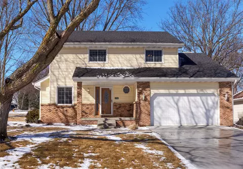 1716 NW 108th St, Clive, IA 50325