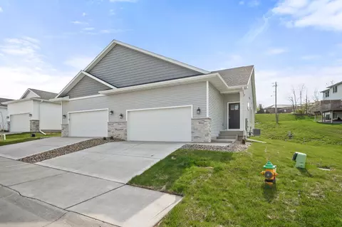 25 Keeneland Ct, Pleasant Hill, IA 50327